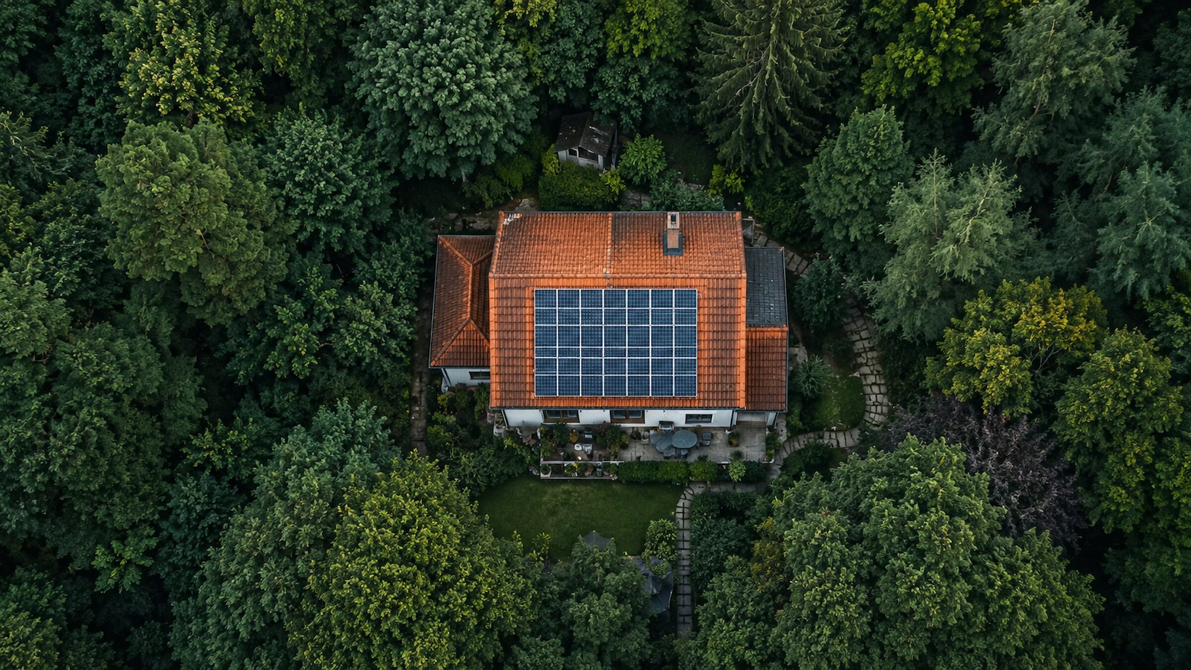 Photovoltaik-Anlage und Wärmepumpe an einem modernen Gebäude in der Region Bruchsal